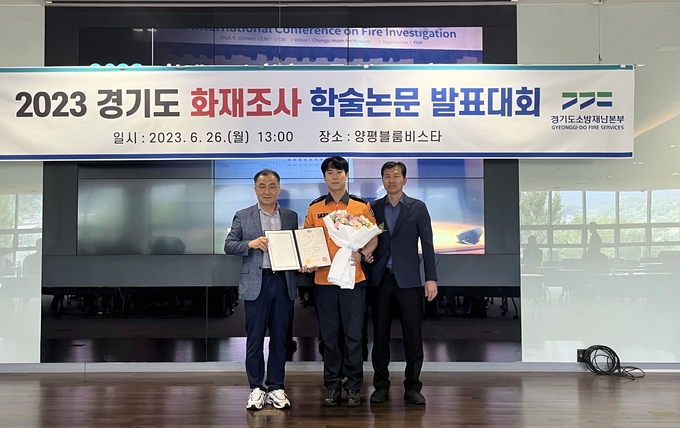 좌측 두번째부터 소방사 오승훈, 소방경 현석근. (사진=시흥소방서 제공)