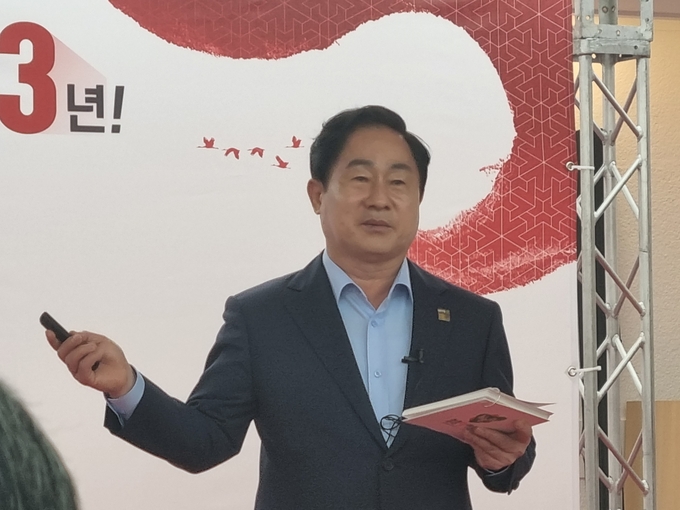 주광덕 남양주시장이 민선 8기 출범 1주년을 맞아 시청 여유당에서 정책 브리핑을 하고 있다. (사진=이화우 기자)