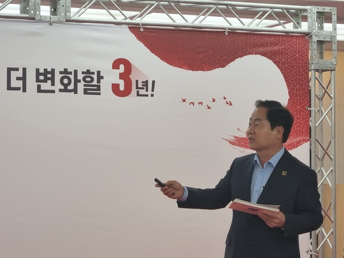 주광덕 남양주시장이 민선 8기 출범 1주년을 맞아 시청 여유당에서 정책 브리핑을 하고 있다. (사진=이화우 기자)