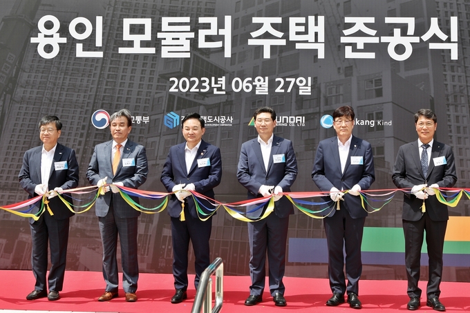 현대엔지니어링이 시공한 국내 최고층(13층) 모듈러주택인 '용인 영덕 경기행복주택' 준공식 행사. (왼쪽부터) 박승기 국토교통과학기술진흥원장, 김병석 한국건설기술연구원장, 원희룡 국토교통부장관, 이상일 용인시장, 김민근 경기주택도시공사 부사장(전략사업본부장), 홍현성 현대엔지니어링 대표이사. (사진=현대엔지니어링 제공)