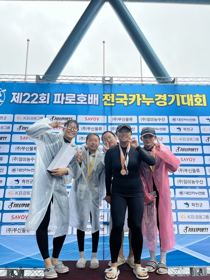 구리여자중학교가 강원도 화천군 화천호 일원에서 개최된 제22회 파라호배 전국카누경기대회 종합준우승의 성적을 거두었다.(사진=구리여자중학교 제공)