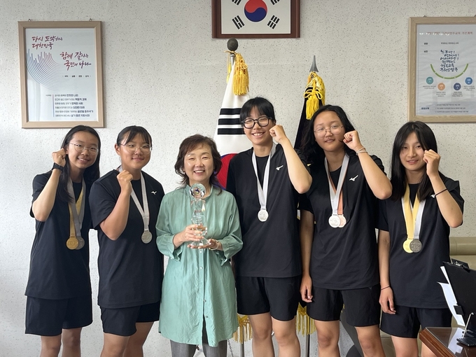 구리여중 카누부 학생들이 조성욱 교장과 기념촬영을 하고 있다.(사진=구리여자중학교 제공)