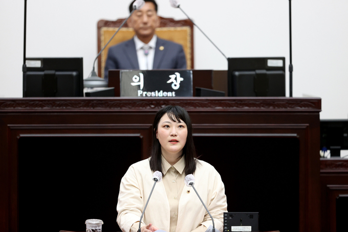 27일 열린 인천시의회 본회의에서 이단비 의원이 시정질문을 하고 있다. ( 사진 = 인천시의회 제공 )