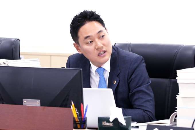 오석규 경기도의원은 최근 도의회 건설교통위원회 ‘2022 회계연도 경기도 세입·세출 결산 심사’ 제3차 회의에서 GTX 플러스 E노선과 8호선 연장 노선을 연결한 (가칭)동의정부역 신설을 재차 건의했다. (사진=경기도의회 제공)