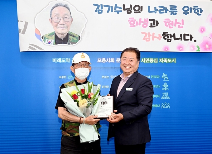김경일 파주시장이 소년 특수임무 유공자 김기수씨에게 감사패를 전달하고 있다. (사진=파주시 제공)