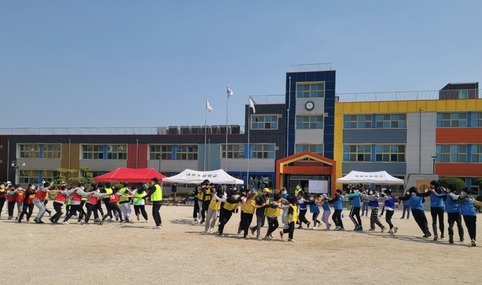 대광초등학교와 대광중학교 학생들이 통합형 명랑운동회에 참가해 활동하고 있다. (사진=대광초중학교 제공) 