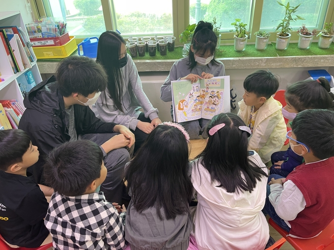 대광초등학교 학생들이 대광병설유치원 원아들에게 동화책을 읽어주고 있다. (사진=대광초중학교 제공)