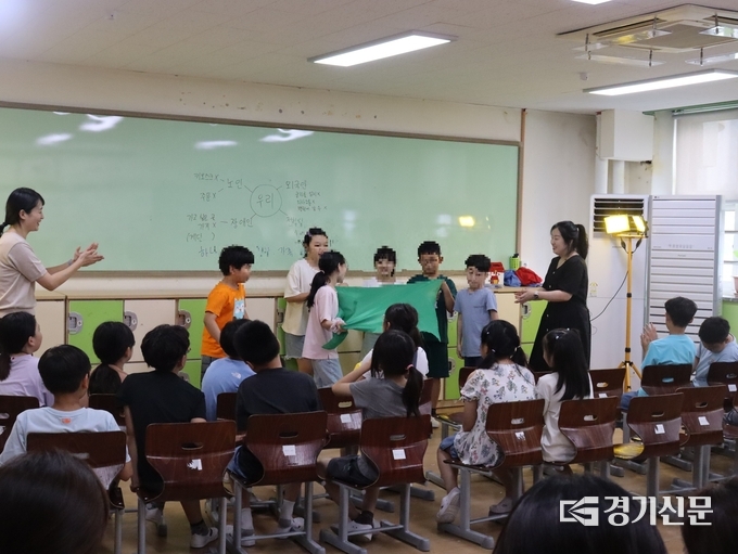 탄천초등학생들이 교육 연극 수업에 참여하고 있다. (사진=성남교육지원청 제공)