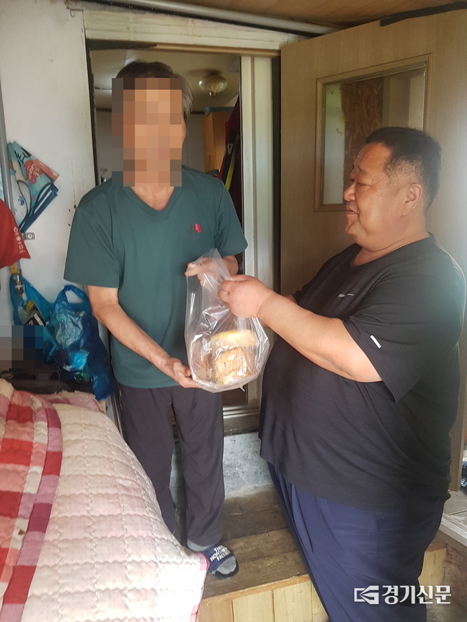 이명훈 남방2통장이 관내 취약계층 가구를 찾아 후원물품을 전달했다. (사진=양주시 제공)