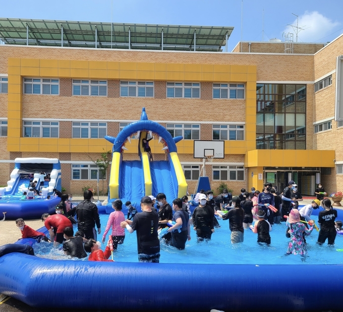 대광초중학교 학생들이 운동장에 설치된 물놀이장에서 함께 여름 물놀이를 즐기고 있다. (사진=대광초중학교 제공)