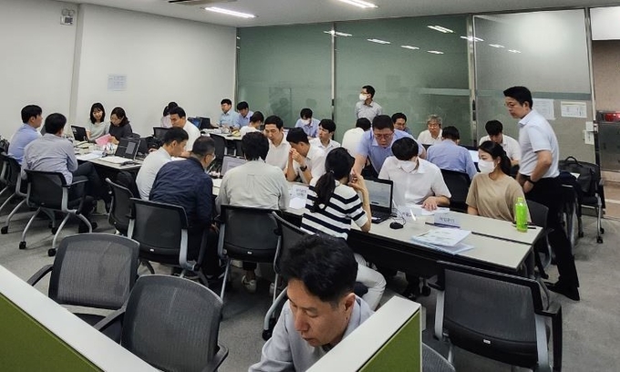 지난 27일 용인시 마북리에 위치한 재해복구센터에서 복구반원들이 재해복구 전환훈련을 실시하고 있다. (사진=Sh수협은행 제공)
