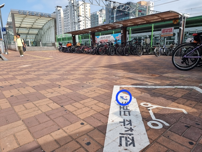 주안역 5번 출구 인근에 조성된 킥보드 주차장에는 연수구 마크가 새겨져 있다. ( 사진 = 김민지 기자 )
