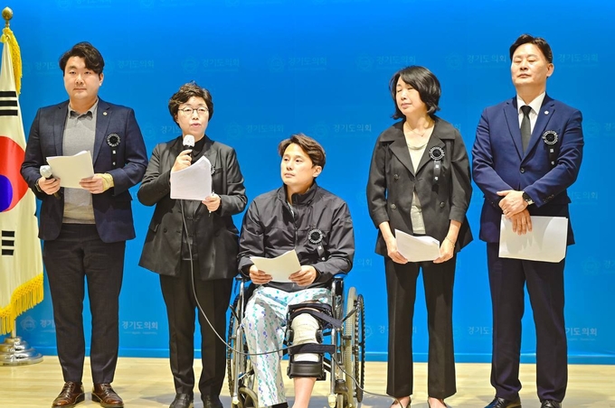 경기도의회 더불어민주당 수원 지역 의원들이 28일 도의회 기자회견장에서 긴급 기자회견을 실시하고 있다. 왼쪽부터 장한별(수원4), 박옥분(수원2), 황대호(수원3), 이병숙(수원12), 최종현(수원7) 의원. (사진=경기도의회 제공)