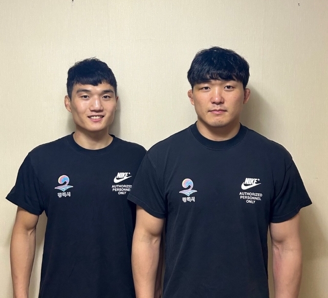 28일 강원도 평창군 평창군민체육센터에서 열린 ‘양정모올림픽제패기념 제48회 KBS배 전국레슬링대회’ 닷새째 남자일반부 그레코로만형에서 나란히 정상을 차지한 평택시청 송진섭(왼쪽·60㎏급)과 최준영(82㎏급)이 기념사진을 찍고 있다. (사진=평택시청 제공)