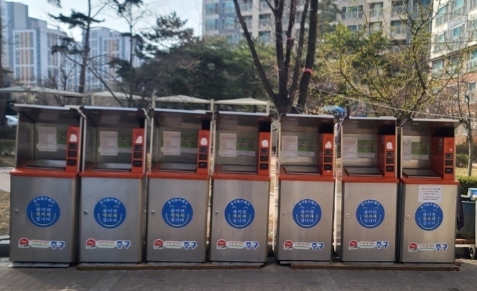 인천 영종국제도시 아파트 단지에 설치된 자동크린넷 모습. ( 사진 = 중구 제공 )