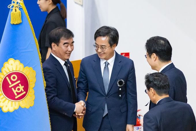 김동연 경기도지사가 28일 경기도의회 제369회 정례회 제4차 본회의 산회 직후 염종현 도의회 의장과 악수를 하고 있다. 이날 도의회 본회의에서는 김 지사의 역점 사업 추진에 필요한 안건이 모두 통과됐다. (사진=경기도 제공)