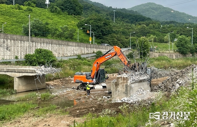 남양주시는 매년 반복되는 수해를 예방하고 주민 통행 편의를 위해 별내면 용암천 일대 하천 정비를 위해 노후 교량인 번영교에 대한 철거 작업을 시작하고 인도를 설치하기로 했다. 26일부터 번영교가 철거되고 12월까지 인도교가 신설 된다. (사진=남양주시 제공)