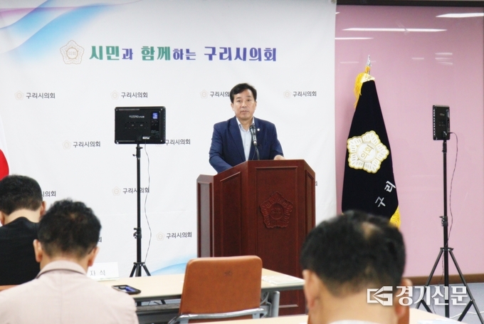 구리시의회가 28일 의회 멀티룸에서 실시한 6월 3차 의정 브리핑에서 권봉수 의장이 설명하고 있다.(사진=구리시의회 제공)
