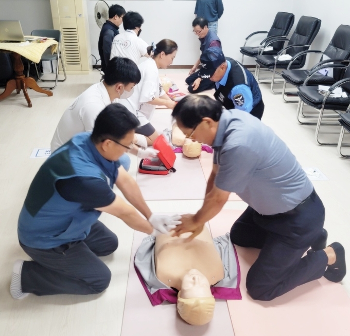 23일 진행한 찾아가는 심폐소생술교육 현장에서 교육생들이 교육을 받고 있다. (사진=화성시문화재단 제공)