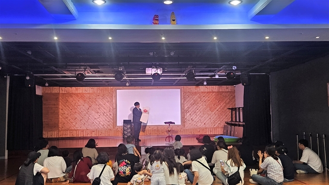 군포시가 유아가족문화체험 프로그램 ‘오감쑥쑥, 행복쑥쑥’을 실시하고 있다. (사진=군포시 제공)