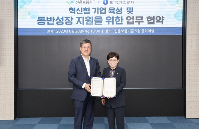최원목 신용보증기금 이사장(왼쪽)과 최연혜 한국가스공사 사장이 28일 신용보증기금 본점에서 열린 '혁신형 기업 육성 및 동반성장 지원을 위한 업무협약'을 체결한 후 기념촬영을 하고 있다. (사진=신용보증기금 제공)