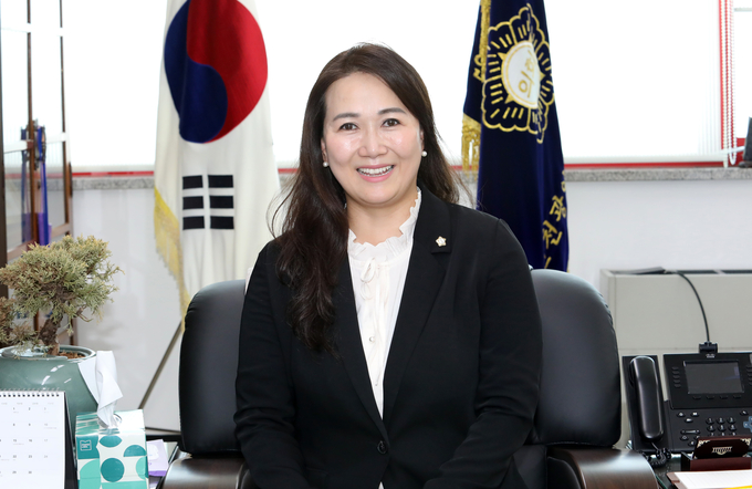 신지수 의원이 경기신문과 인터뷰하고 있다. ( 사진 = 계양구의회 제공 )