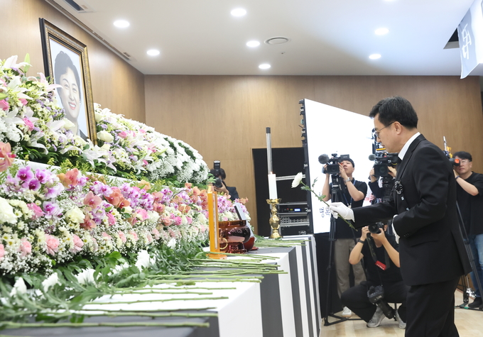 29일 오전 경기도의회 대회의실에서 열린 故김미정 도의원 영결식에서 김동연 경기도지사가 헌화 및 분향을 하고 있다. (사진=경기도 제공)