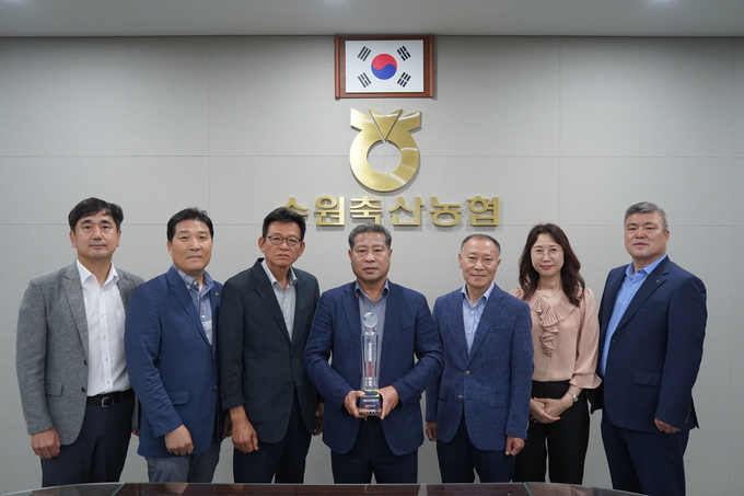 장주익 조합장(가운데)을 비롯한 수원축산농협 직원들이 기념촬영하고 있다. (사진=수원축산농협 제공)