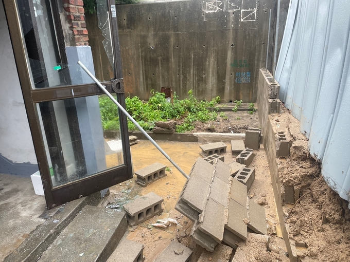 29일 오전 비로 인해 인천시 남동구 간석동 빌라 앞 벽돌로 된 담벼락이 무너져 내렸다. ( 사진 = 남동구 제공 )