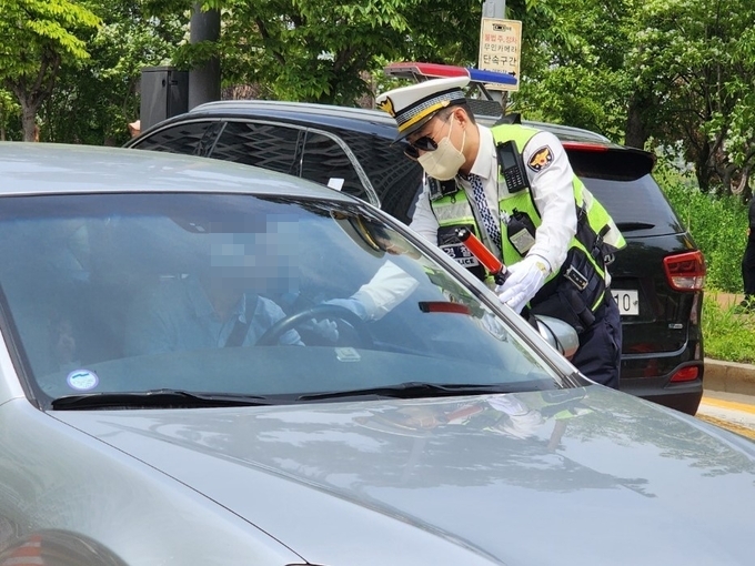  경찰이 주간 음주운전 단속을 벌이는 모습. (사진=박진석 기자)