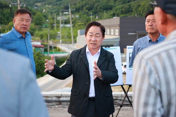 주광덕 시장이 시민들과 대화를 나누고 있다.(사진=남양주시 제공)