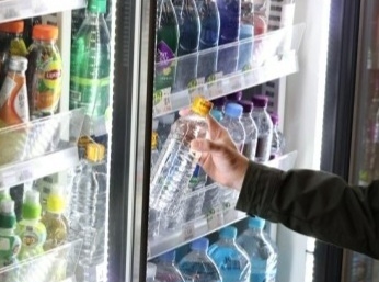 서울 성동구에 위치한 이마트24 매장에서 고객이 '아임e 하루이리터 500mL 생수' 상품을 살펴보고 있다. (사진=이마트24 제공)
