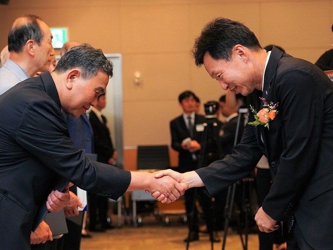 ‘2023년 국가유공자 노후주택보수 및 임차자금지원 기념식’에서 이병훈 주택도시보증공사 부사장(오른쪽)이 독립유공자 대표(왼쪽)에게 기증서를 전달한 후 악수하고 있다. (사진=주택도시보증공사 제공)