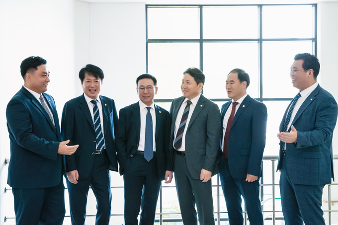 화성시의회 도시건설위원회( 왼쪽부터 김상균, 유재호, 정흥범, 임채덕, 김상수, 이계철 의원)