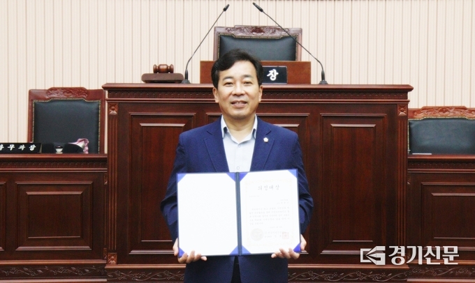 구리시의회 권봉수 의장이 29일 한국프레스센터에서 전국지역신문협회로 부터 기초의원부문 의정대상을 수상했다.