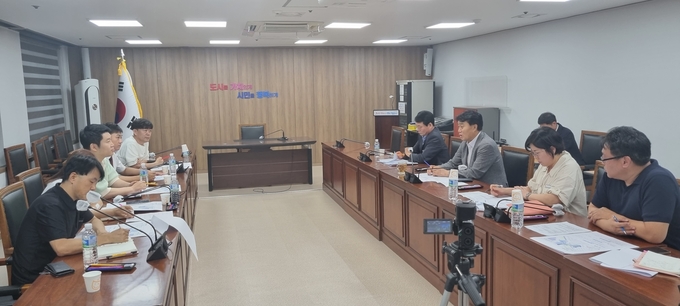 하은호 군포시장 금정역 통합개발 관련 시민모임 만나 통합관련 설명을 하고 있다.