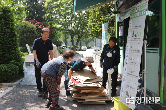 자원순환가게 19호점인 단대논골re100 운영 모습. (사진=성남시 제공)