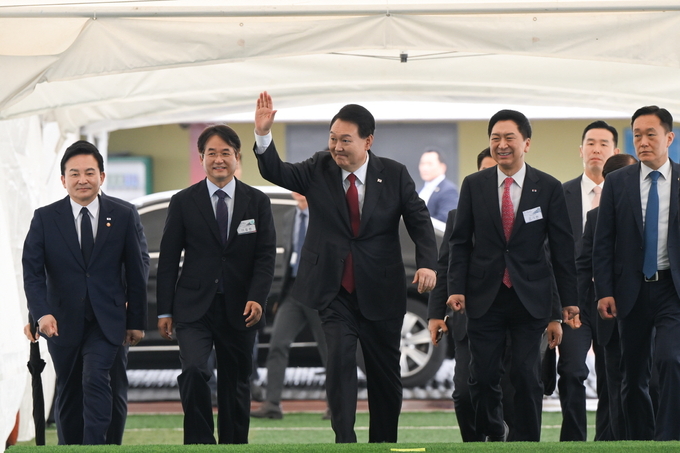 좌로부터 원희룡 국토부장관 이동환 고양시장 윤 대통령 김기현 국민의 힘 당 대표가 개통식장에 들어서고 있다