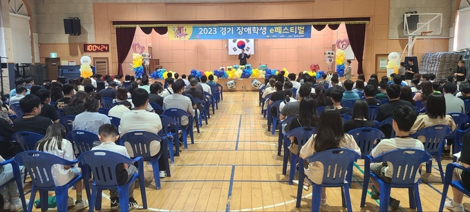 1일 수원정보과학고등학교에서 도교육청 관계자가 장애학생 이(e)페스티벌을 진행하고 있다. (사진=경기도교육청 제공)