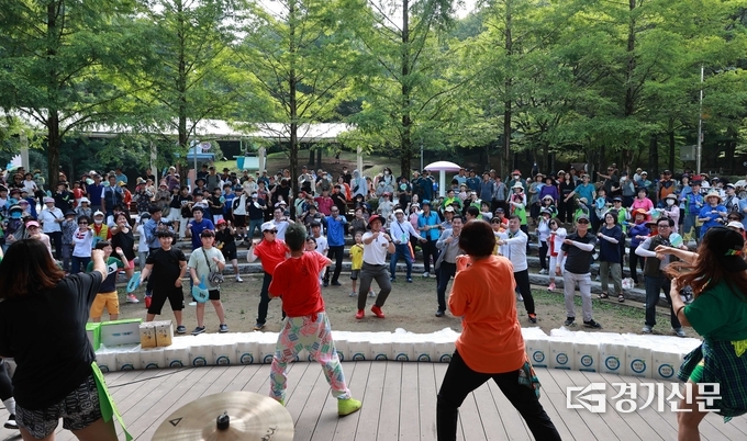 걷기대회 출발 전에 주민들이 몸풀기 운동을 하고 있다.(사진=남양주시 제공)