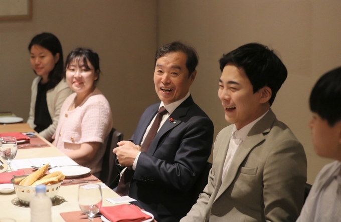 김병준 전경련 회장직무대행이 지난 6월 29일 올라 여의도 파크센터점에서 열린 '청년전자(청년 전경련 자문단)와의 오찬'에 참석해 MZ세대들과 다양한 의견을 교환했다. (사진=전경련 제공)