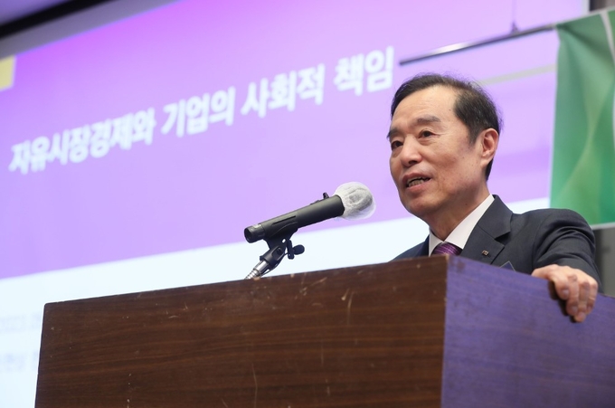 김병준 전경련 회장직무대행이 지난 5월 31일 전경련회관 컨퍼런스센터에서 열린 '자유시장경제와 기업의 사회적 책임(CSR)' 세미나에 참석해 인사말을 하고 있다. (사진=전경련 제공)
