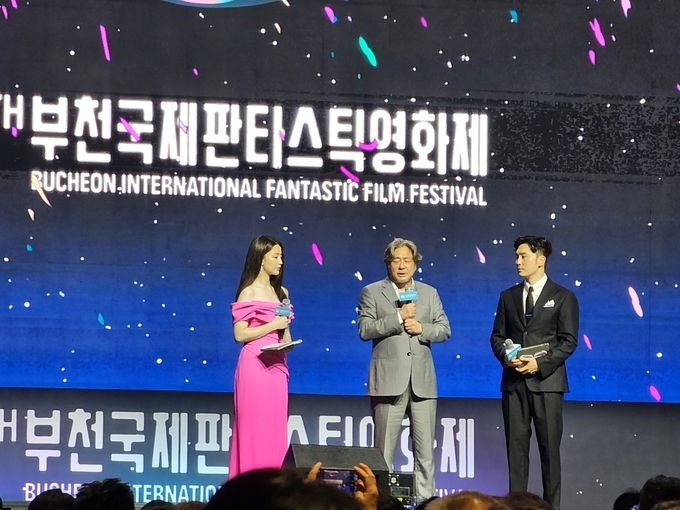 '제27회 부천국제판타스틱영화제 배우 특별전 소개에서 최민식 배우(가운데)가 발언하고 있다. 박하선, 최민식, 서현우 배우