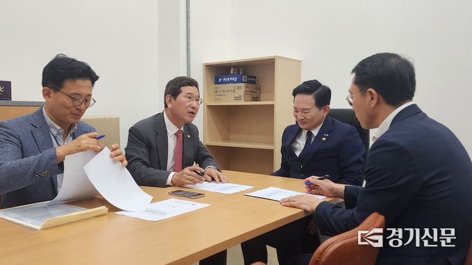 김학용 의원이 원희룡 국토부 장관과 안성관련 현황을 논의하고 있다(사진=김학용 의원실 제공)