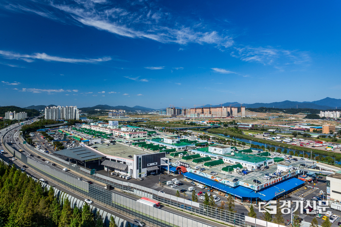 구리농수산물공사는 일본 후쿠시마 오염수 문제로 인한 수산물 소비위축에 적극 대응하기 위해 수산물 안전관리 체계 구축해 소비자가 안전하게 구매할 수 있도록 안전성 확보에 총력을 기울이고 있다. 공사는 그동안 월 1회 하던 방사능 검사를 주 1회로 확대하고, 수산물을 구입한 고객이 원할 경우 현장에서 방사능 수치를 측정해 결과를 즉석에서 공개하고 있다. 특히, 경매하기 전에 일본산 수산물 전 품목에 대해서는 방사능 검사를 실시하고 있다. (사진=구리농수산물공사 제공)