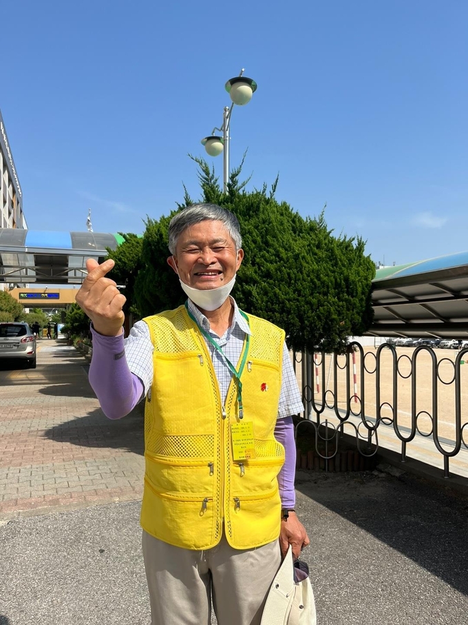 최승규 교통안전지킴이. (사진=동수원중학교 제공)