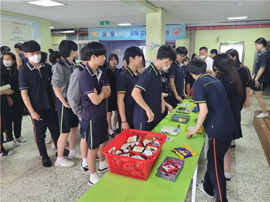 과학의 날 행사 때 학생들이 작품을 서로 공유하고 시연하는 모습. (사진=동수원중학교 제공)