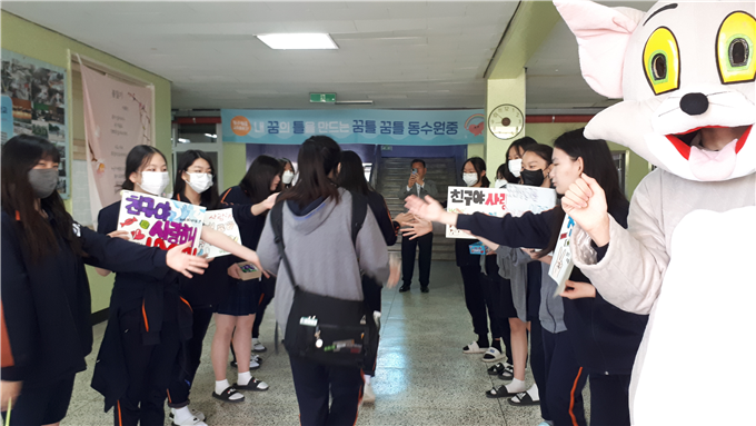 동수원중학교의 등굣길, 선생님과 선후배 간 서로에게 인사를 나누는 아침 풍경. (사진=동수원중학교 제공)
