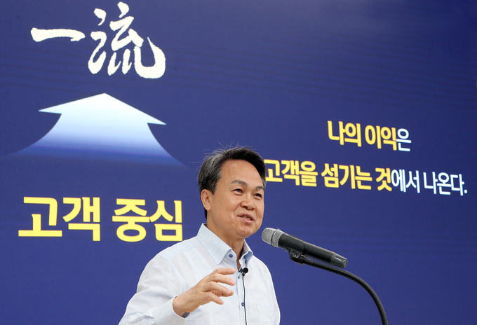 진옥동 신한금융그룹 회장이 신한라이프 본사에서 특강을 진행하고 있다. (사진=신한금융그룹 제공)