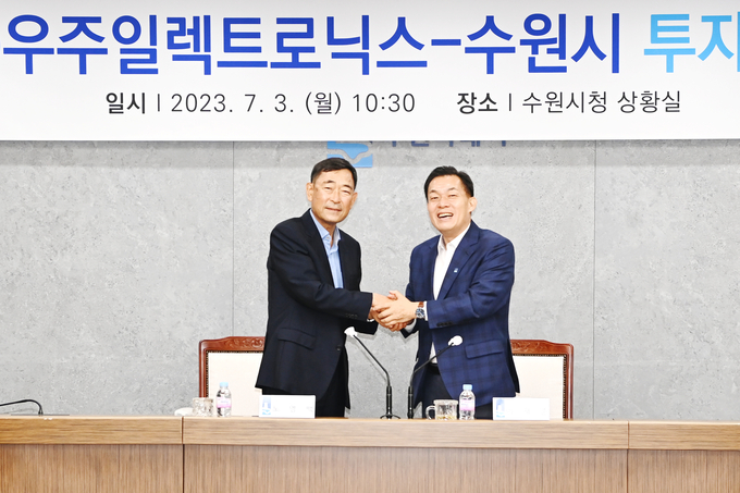 이재준 수원시장(오른쪽)과 노영백 회장이 협약 후 손을 맞잡고 있다.